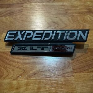 97-02 Ford Expedition XLT Triton V8 Emblem Logo Symbol Badge Side Rear OEM
